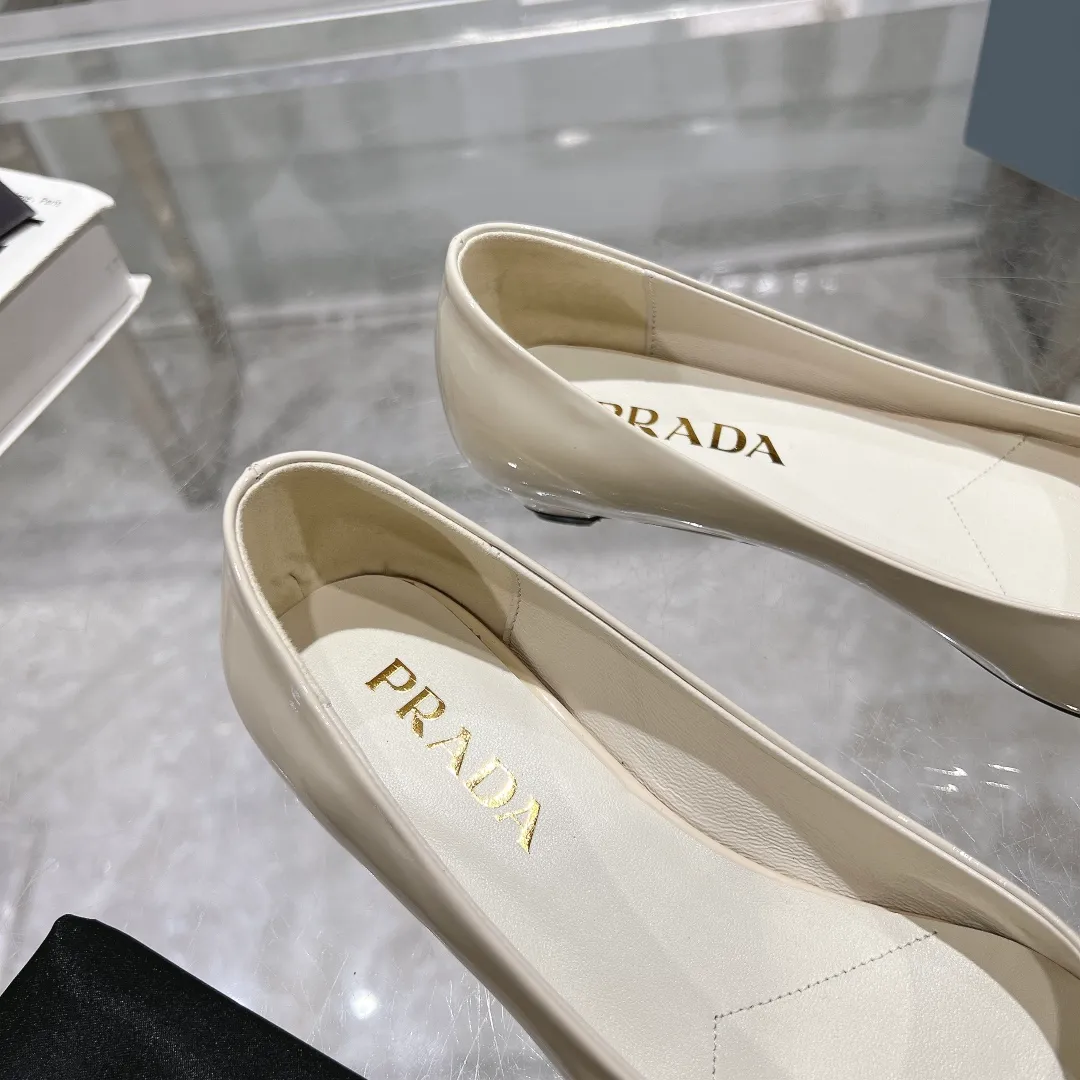 👟👟Ex-factory price 560👟👟 PRADA 2024𝐬𝐬Prada spring and summer new products, coming with strength! ❣️Fashionable and versatile nice item, original shoes developed from Italian counters and reproduced 1:1 according to the original taste. This year’s theme is not to be defined, embodying texture through simplicity and conciseness💛Top-grade patent leather with original 3D printing, the triangle logo is consistent with the original version, the goatskin lining is breathable and comfortable, and the genuine leather outsole. ⚛Size: 35-40 (41 customized) ⚛Original packaging accessories. ⚛Triangle deduction